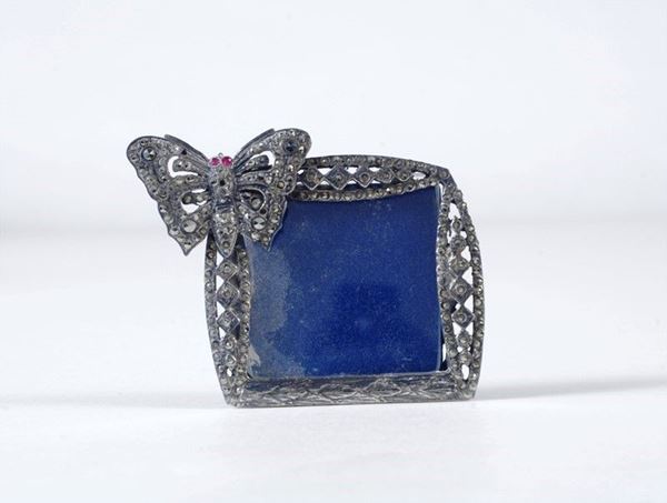 Cornicetta con farfalla  - Auction FURNISHINGS AND OBJECTS - Galleria Pananti Casa d'Aste