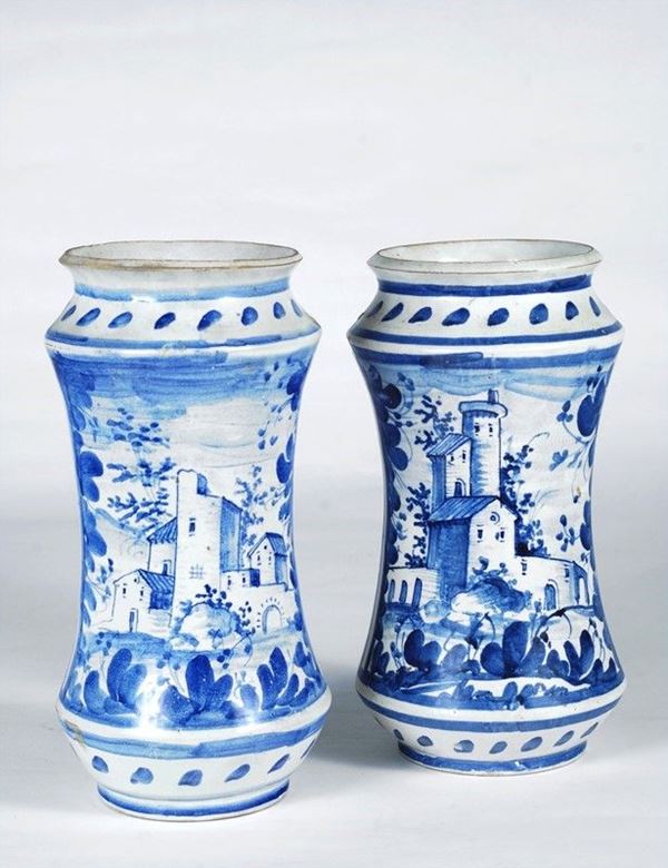 Due vasi albarelli  (XX sec.)  - Ceramica bianca e blu decorata - Asta HOUSE SALE - Galleria Pananti Casa d'Aste