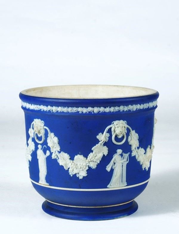 Due vasi in biscuit blu con decori floreali e Virtù