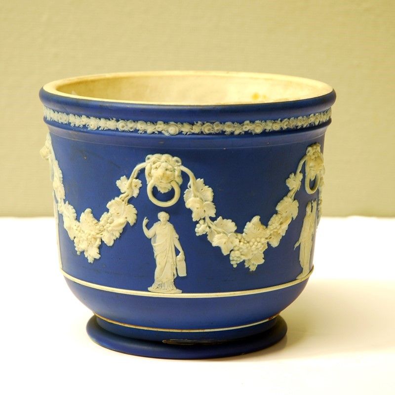 Due Vasi in Biscuit Blu con Decori Floreali e Virtù