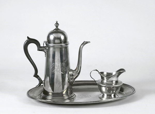 Caffettiera, lattiera e vassoio
