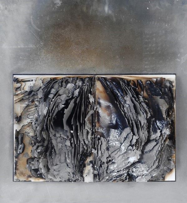 Bernard Aubertin : Senza titolo  (2010)  - Libro bruciato su alluminio - Asta Arte moderna e contemporanea - III - Galleria Pananti Casa d'Aste