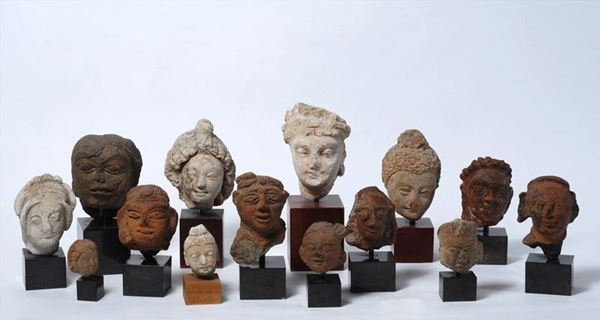 Gruppo di 14 antiche teste di divinità
