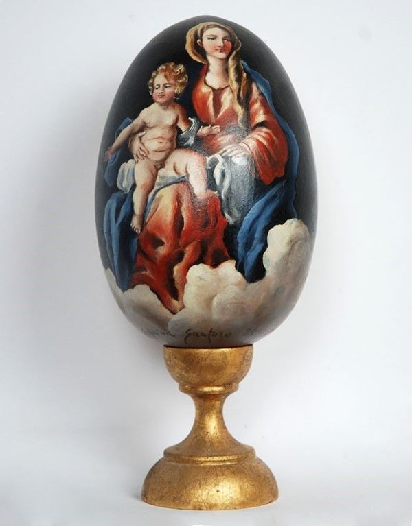 Uovo dipinto con Madonna e Bambino