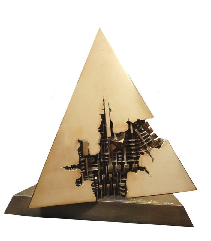 Arnaldo Pomodoro - Piramide
