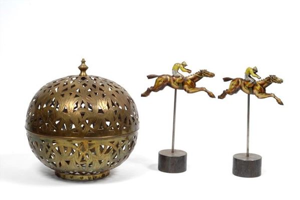 Due cavallini di piombo e una lanterna in metallo dorato traforato.  - Auction FURNISHINGS AND OBJECTS - Galleria Pananti Casa d'Aste