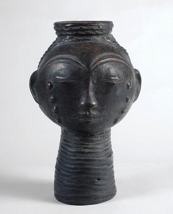 Scultura africana di donna in terracotta