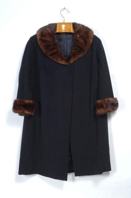 Cappotto in tessuto con collo e manopole di visone