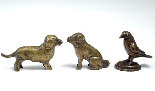 Anonimo, XX sec. : Due cani e un uccellino  - Asta ARREDI E OGGETTISTICA - Galleria Pananti Casa d'Aste