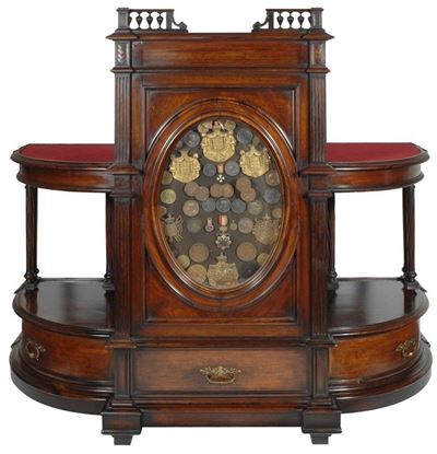 Elegante Mobile da Battitore D'asta / An Elegant Auctioneer’s Podium
