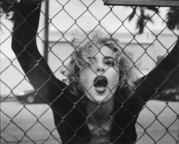 Michel Comte : Wire Fence Sharon Stone  (1996)  - Stampa cromogenica - Asta Grafica ed Edizioni, Arte Moderna e Contemporanea - III - Galleria Pananti Casa d'Aste