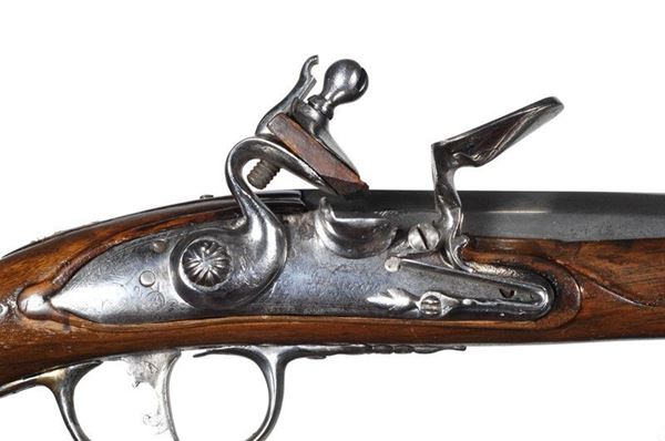 Un accendino italiano a flintlock, a forma di pistola itinerante, Italia,  circa 1760. Ottone 'barile' da distendere longitudinalmente, caricato a  molla, ferri da stiro all'interno, rilasciatore sulla linguetta. Ferro,  flintlock inciso. Fusto