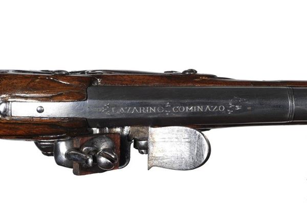 Un accendino italiano a flintlock, a forma di pistola itinerante, Italia,  circa 1760. Ottone 'barile' da distendere longitudinalmente, caricato a  molla, ferri da stiro all'interno, rilasciatore sulla linguetta. Ferro,  flintlock inciso. Fusto