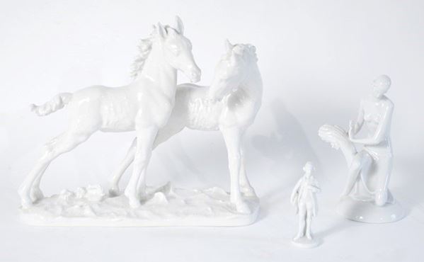 Lotto composto da tre sculturine in porcellana bianca