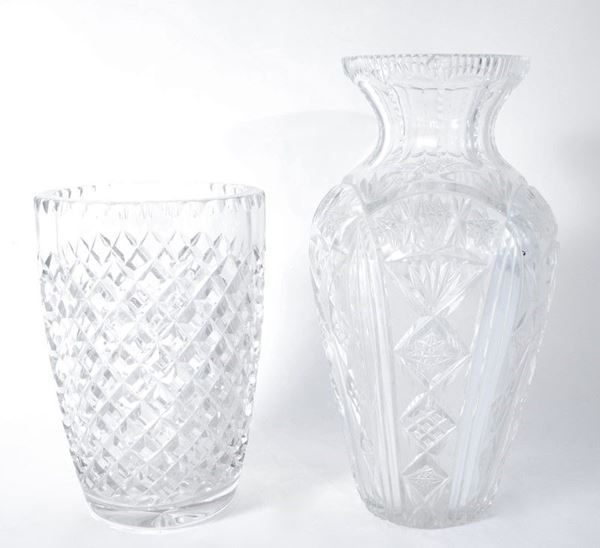 Coppia di vasi in cristallo inciso  - cm. 23; cm. 33 - Asta ARREDI E OGGETTISTICA - Galleria Pananti Casa d'Aste