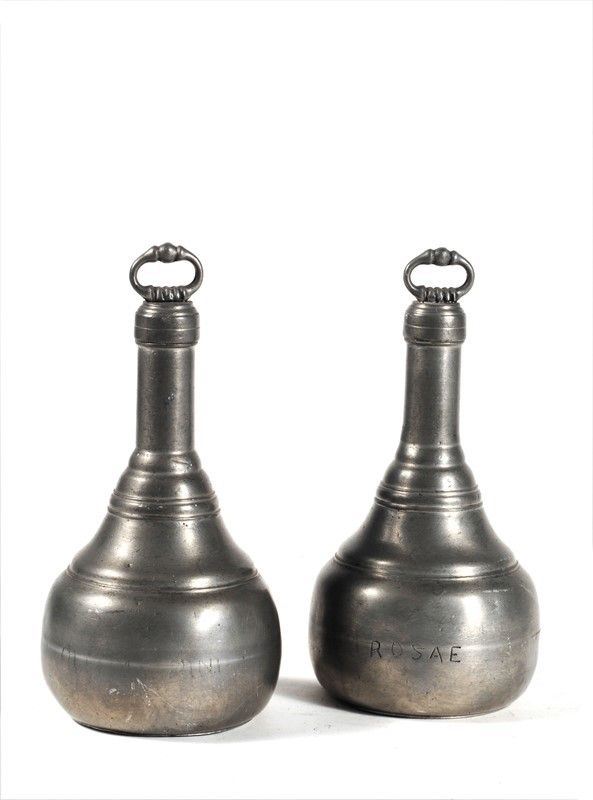 Coppia di fiasche in peltro                                                                           (Italia del nord, 1780 ca.                         )  - Auction Armi antiche e Militaria - Galleria Pananti Casa d'Aste