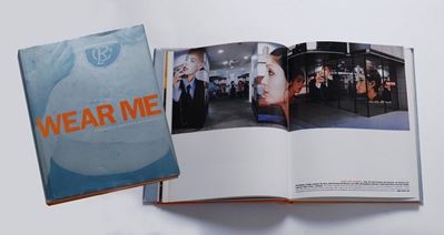 Wear Me: Fashion And Graphics Interaction