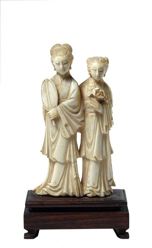 Gruppo di sculture di dame