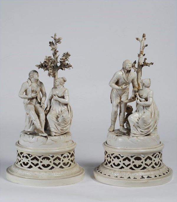 Innamorati con albero alle spalle