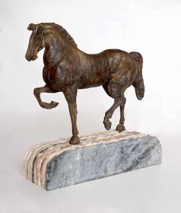 Mario Ceroli : Cavallo  - Scultura in bronzo con base in marmo multistrato di vari colori - Asta Arte Moderna e Contemporanea - III - Galleria Pananti Casa d'Aste