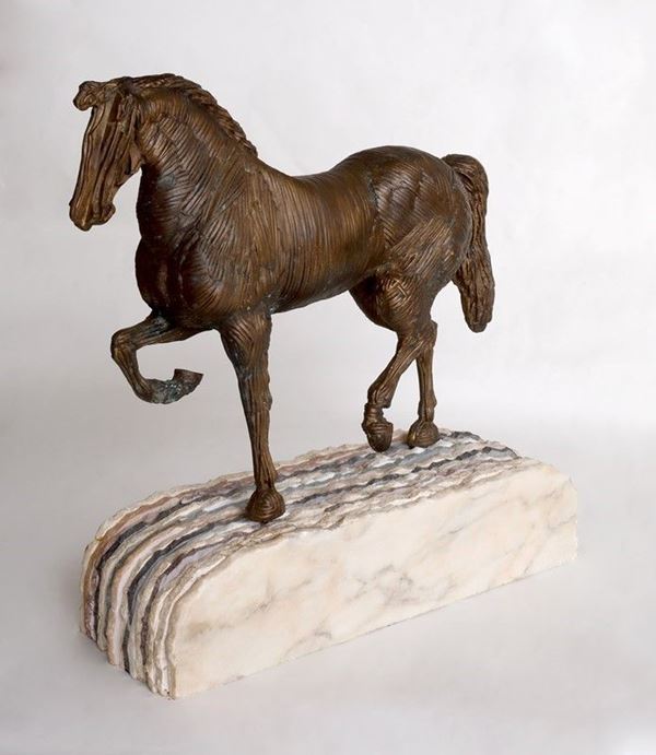 Mario Ceroli : Cavallo  - Scultura in bronzo con base in marmo multistrato di vari colori - Asta Arte Moderna e Contemporanea - III - Galleria Pananti Casa d'Aste