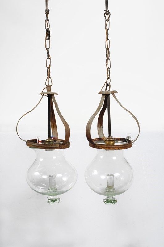 Due antiche lanterne da soffitto