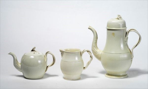 Una Teiera; una Caffettiera; una Lattiera