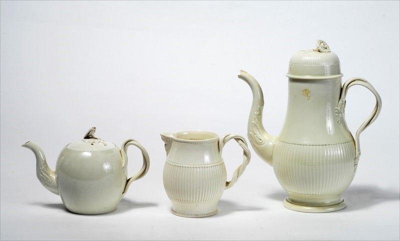 Una Teiera; una Caffettiera; una Lattiera