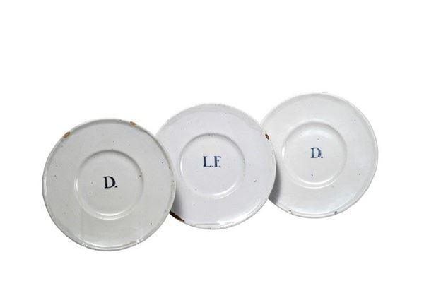 Tre piatti in maiolica, con monogramma, XIX sec.
