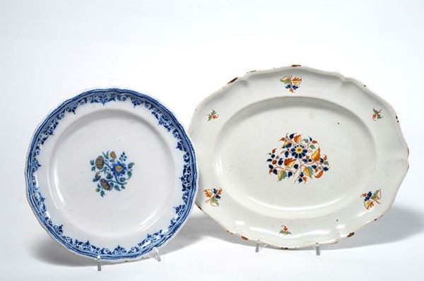 Vassoio con fiori, piatto con fiori al centro
