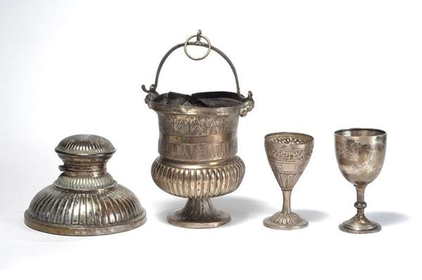 Un calamaio, un Vaso, due Coppe in metallo argentato