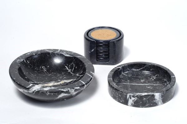 Due ciotole in marmo nero screziato e sottobicchieri in marmo e sughero