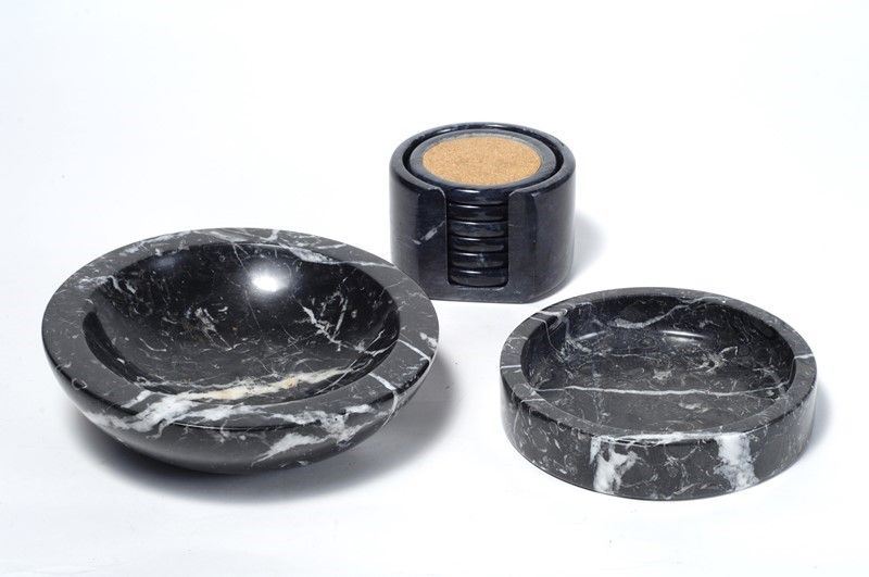 Due Ciotole in Marmo Nero Screziato e Sottobicchieri in Marmo e Sughero