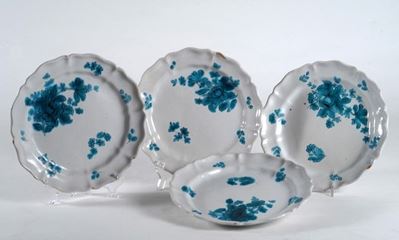 Quattro Piatti in Maiolica con Fiori Verdi XVIII