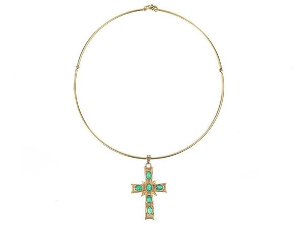 Collana in oro con croce di smeraldi