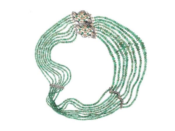 Collana con smeraldi tagliati e fermatura in argento