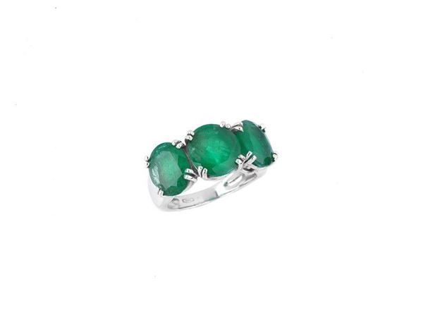Anello a fascia con tre smeraldi