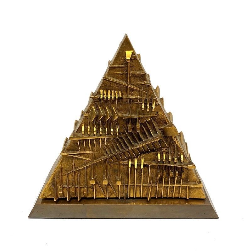 Arnaldo Pomodoro - Piramide