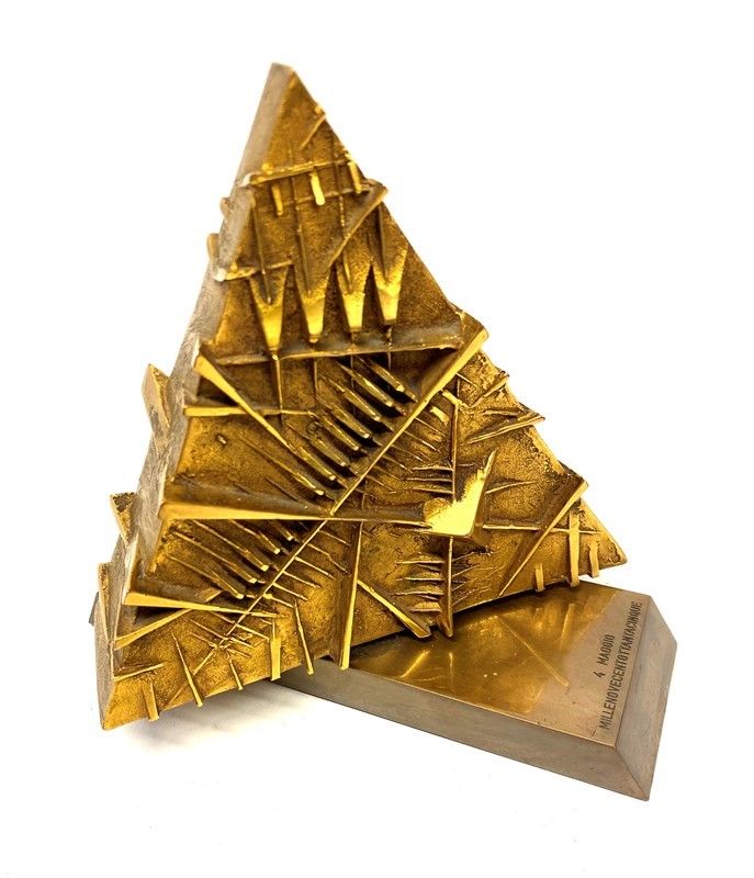 Arnaldo Pomodoro - Piramide