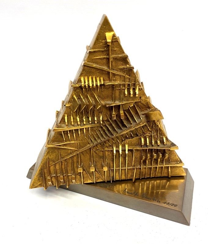 Arnaldo Pomodoro - Piramide