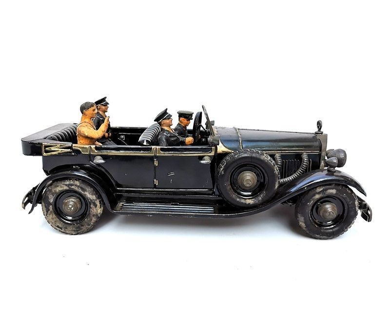 Modellino di Mercedes con Hitler e Quattro Militari Nazisti