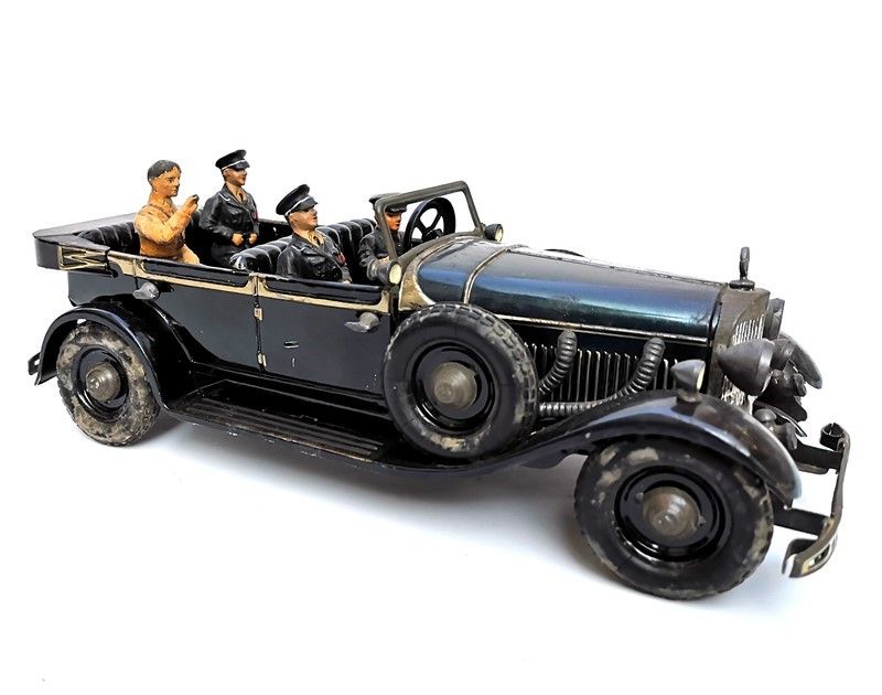 Modellino di Mercedes con Hitler e Quattro Militari Nazisti