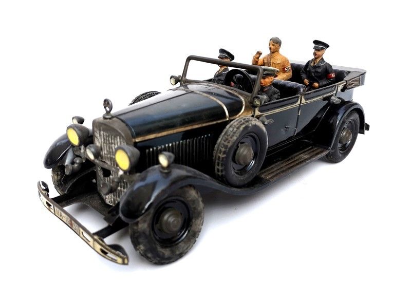 Modellino di Mercedes con Hitler e Quattro Militari Nazisti