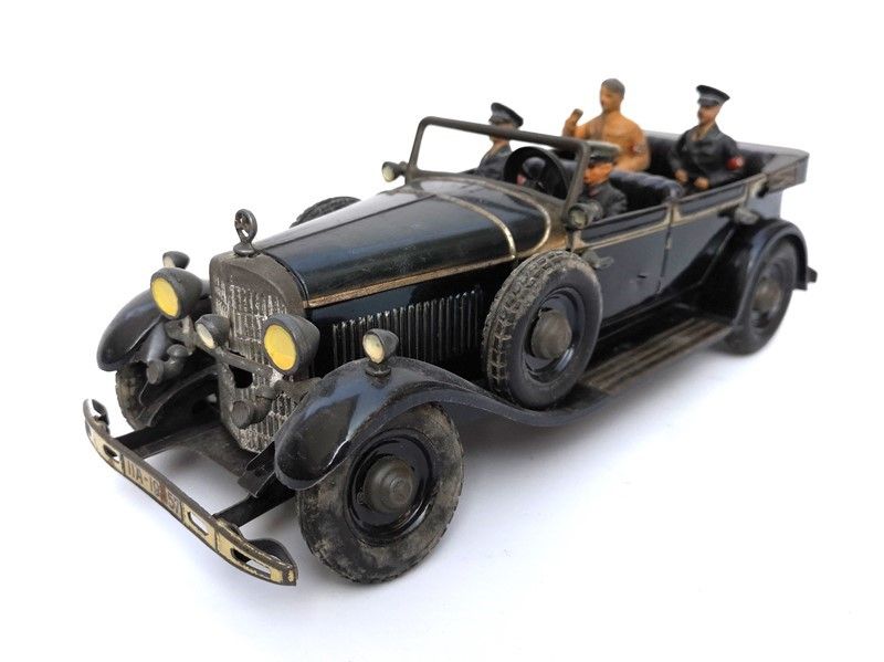 Modellino di Mercedes con Hitler e Quattro Militari Nazisti