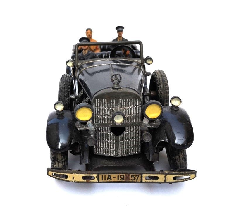 Modellino di Mercedes con Hitler e Quattro Militari Nazisti