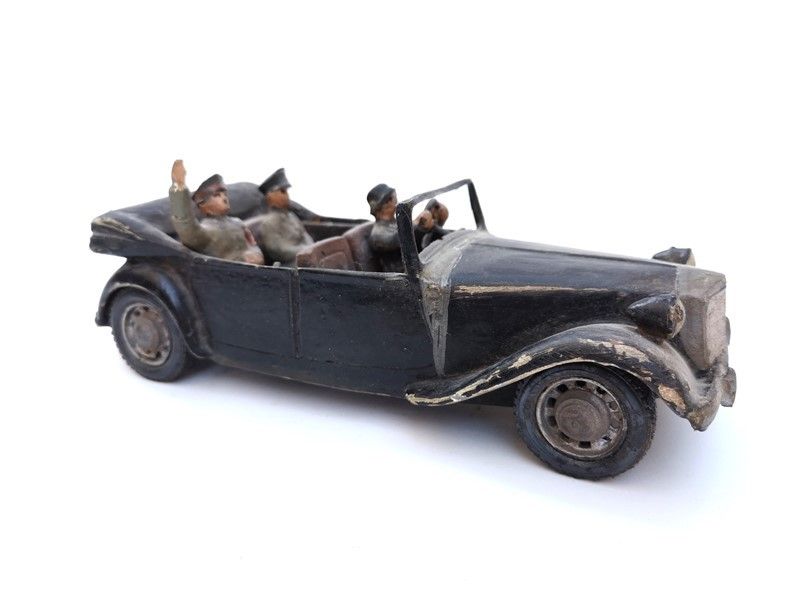 Hitler con Figure sulla Mercedes