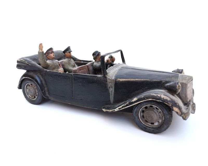 Hitler con Figure sulla Mercedes