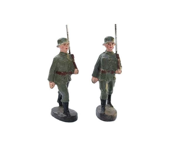 Due soldatini con fucile