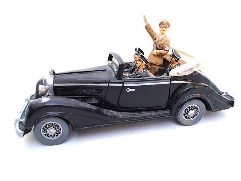 Hitler e Tre Ufficiali sulla Mercedes