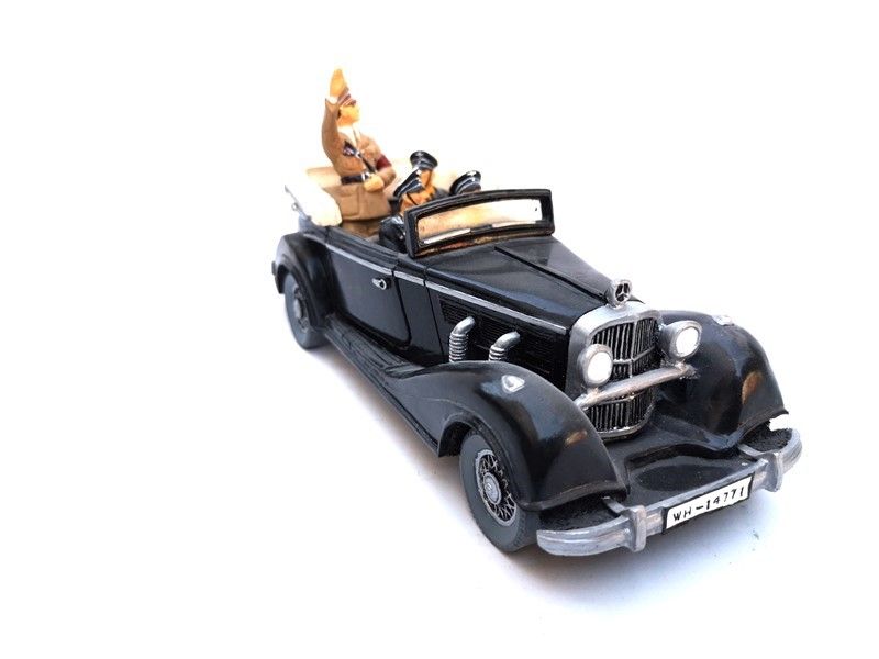 Hitler e Tre Ufficiali sulla Mercedes